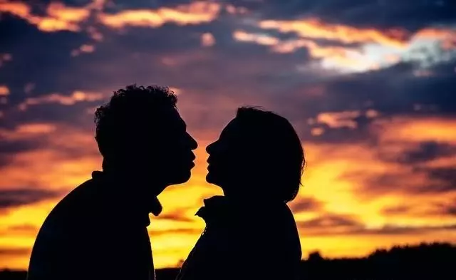 男人梦见和女人亲嘴是什么预兆周公解梦(3)