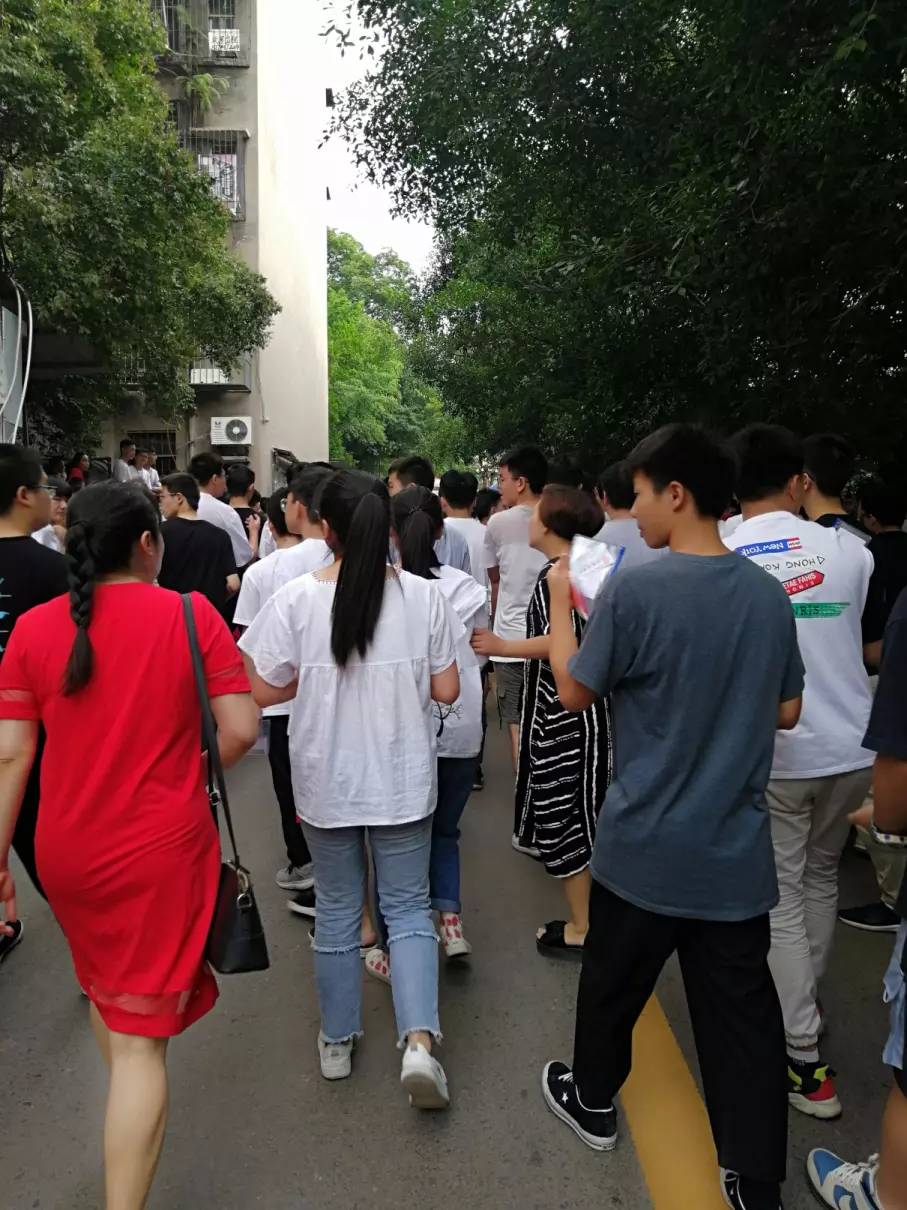 周公解梦自己穿大红色的旗袍好不好呢(1)