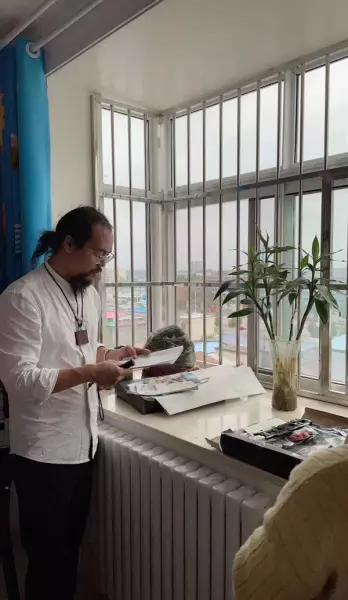 床头朝西如何化解床头墙挂什么(2)