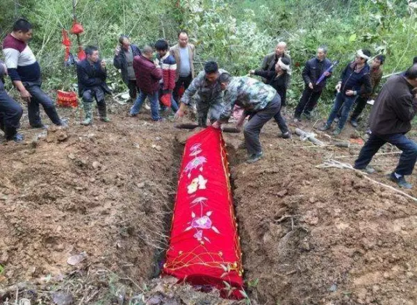 梦到地里的坟墓什么意思周公解梦女人(2)