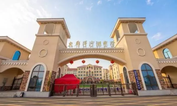 文郡洋沙湖中学是私立学校还是公立(1)