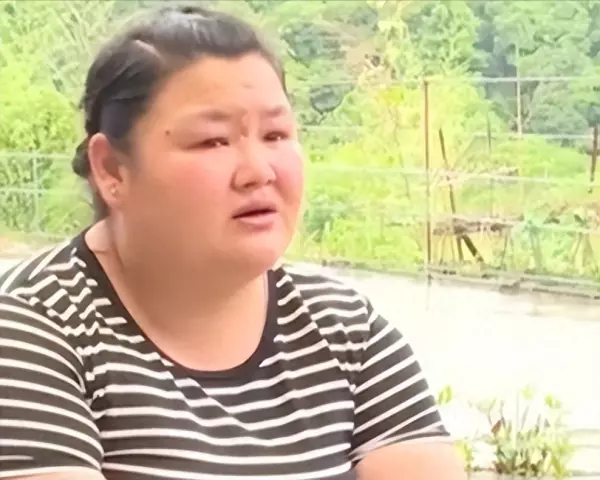 梦到家里挂着父母衣服什么意思周公解梦女人(1)