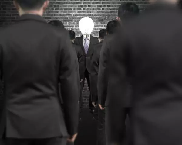 右嘴唇右上方有痣的女人代表什么命运呢(2)