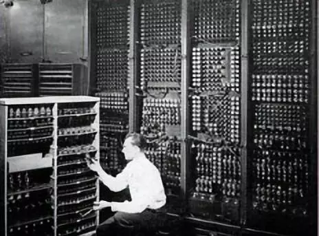 计算机能自动连续运行程序是由于采用了什么原理(8)