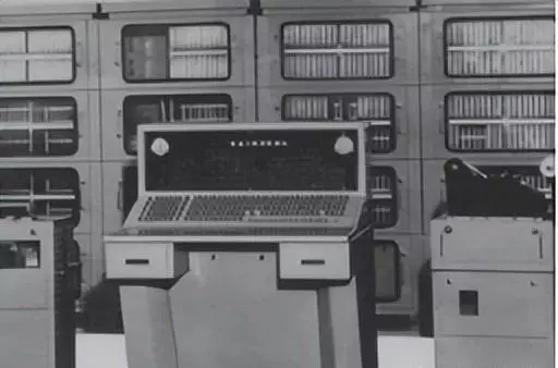 计算机能自动连续运行程序是由于采用了什么原理(9)