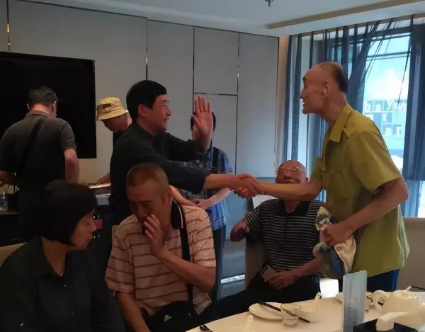 陪客人吃饭是应该坐什么位置(3)