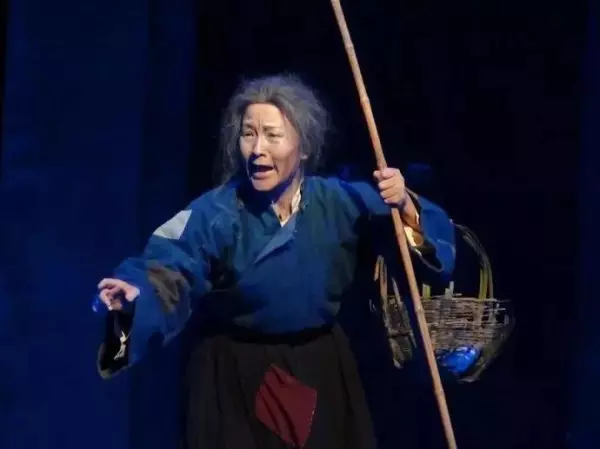 祥林嫂的悲剧命运是哪些原因造成的?哪一个是主要原因?(1)