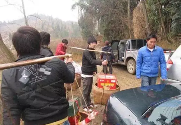 去拿女方生辰八字需要带礼物去吗(3)