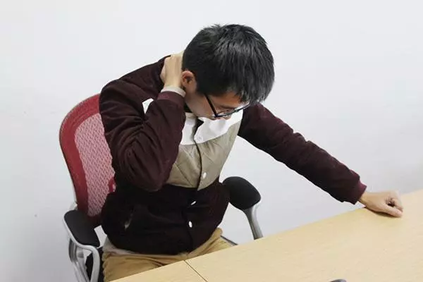 脖子后面右侧有3颗痣的女人命运如何(2)