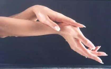 大拇指指甲很短的女人算命上怎么说(6)
