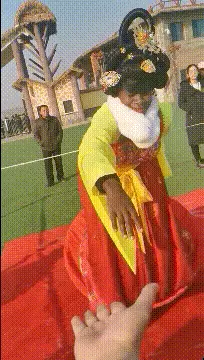 女生穿衣服是什么样的(10)