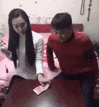 女生穿衣服是什么样的(12)