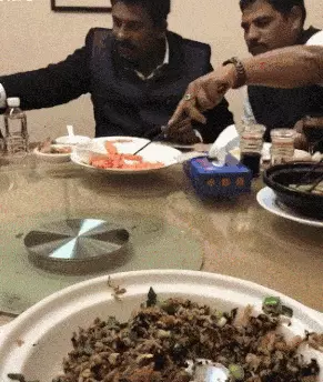 女生穿衣服是什么样的(27)