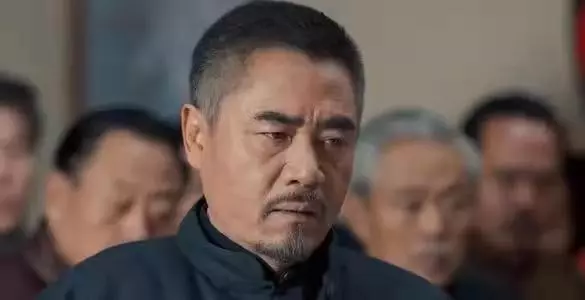 国家命运第六集拍桌子的老师是谁扮演的(42)