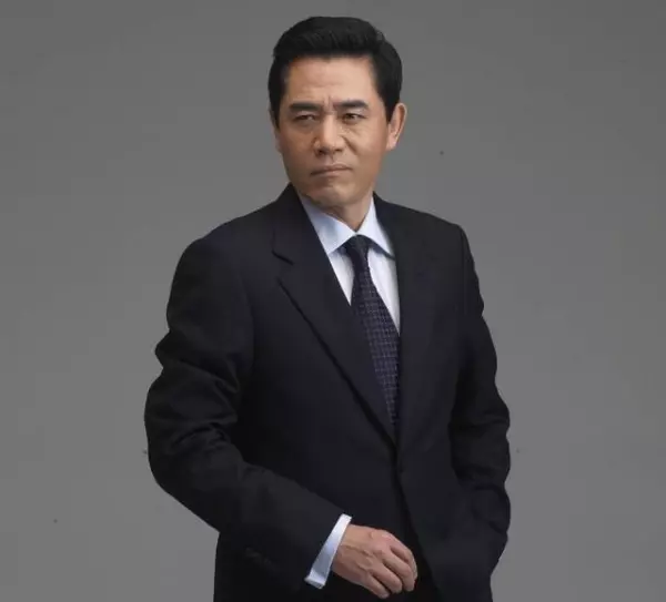 国家命运第六集拍桌子的老师是谁扮演的(45)