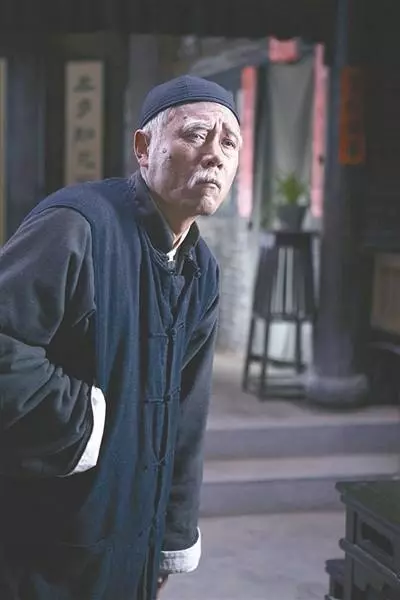 国家命运第六集拍桌子的老师是谁扮演的(52)