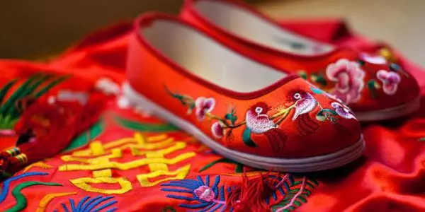 周易算命运势属狗的婚姻财运运势怎么样(2)