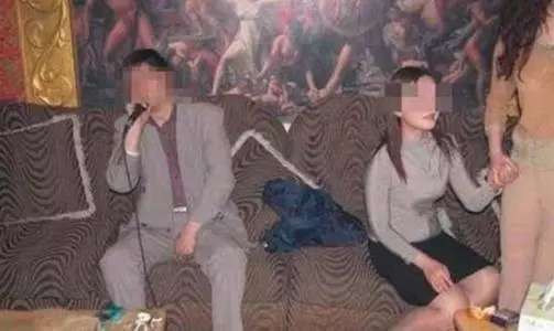 女的在酒吧卖酒都是怎么样的方式(4)