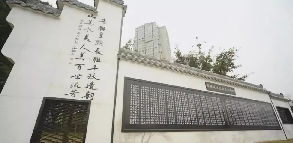 人不能向命运低头的对联是哪一句诗(10)