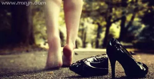 梦见有几双别人的鞋什么意思呀周公解梦女人(1)